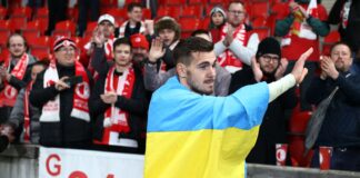 Ukraine international Taras Kacharaba was applauded by his club's fans as Slavia Prague beat Fenerbache to reach the last 16 of the Europa Conference League