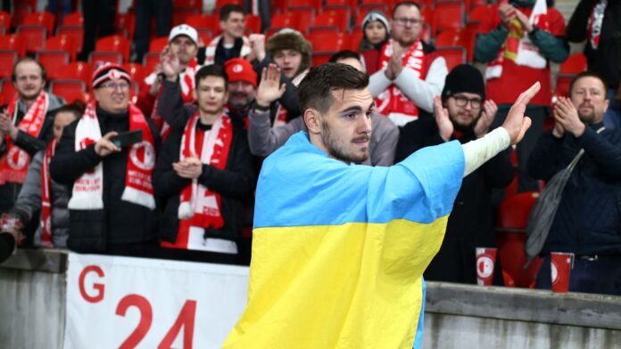Europa-League-round-up-Clubs-show-their-support-for-Ukraine.jpg Ukraine international Taras Kacharaba was applauded by his club's fans as Slavia Prague beat Fenerbache to reach the last 16 of the Europa Conference League
