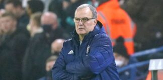 Marcelo Bielsa looks on with his team losing against Arsenal
