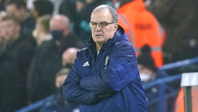 Leeds-measures-Bielsa-after-losing-Tottenham-The-replacement-is.jpg Marcelo Bielsa looks on with his team losing against Arsenal