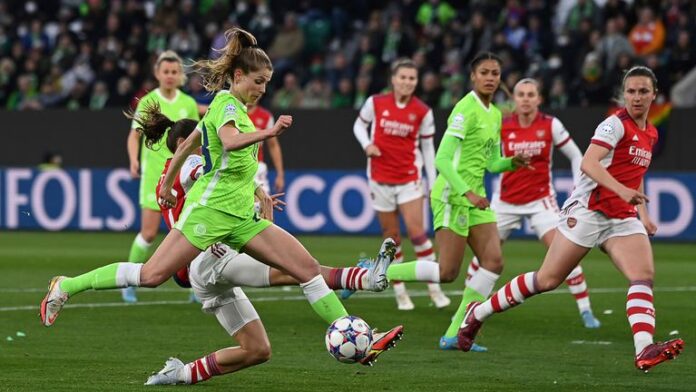 Arsenal-out-of-the-Womens-Champions-League.jpg Wolfsburg Tapia Wassmut (second from left) shoots in the net. (Photo: Swen Pf'rtner/picture-alliance/dpa/AP Images)