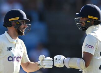 Beautiful little gate stand that retains England flushing Gorgeous little gate stand that keeps England flushing
