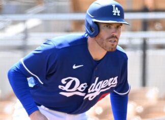 'Looks good in blue': Freeman Dodgers debut

