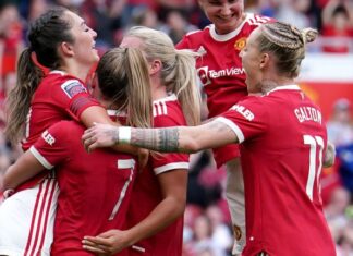 Manchester United beat Everton at Previous Trafford | Skinner: Girls’s soccer received Katie Zelm has been attacked by her teammates after giving Manchester United a 2-1 lead with a penalty