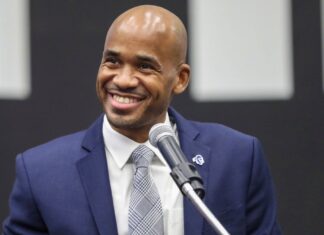 Peacocks clap Holloway on the press machine in Seton Corridor Peacocks clap Holloway at the press machine in Seton Hall