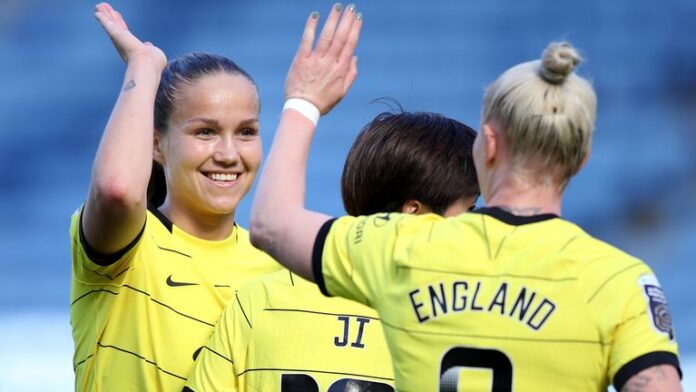The-ruthless-Chelsea-scored-nine-goals-to-replace-Arsenal-at.jpg Guru Ritten leads with high fives Beth England