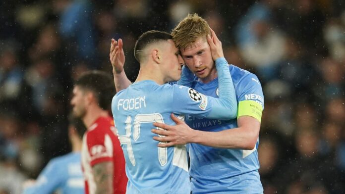 Phil Foden and Kevin De Bruyne celebrate during Manchester City&#39;s victory over Atletico Madrid at the Etihad Stadium