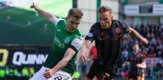 Hibernian & # 39;  s Chris Cadden (L) and Dundee United & #39;  s Ilmari Niskanen compete for the ball