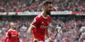Fernandes signs Man United contract extension

