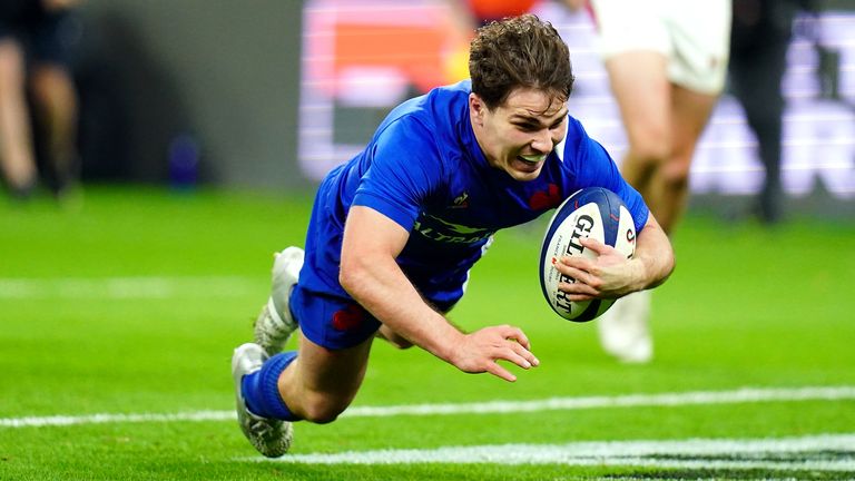 Frenchman Antoine Dupont scored his team's third attempt