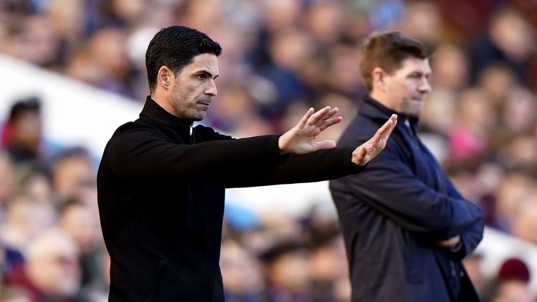 Mikel Arteta issues instructions to his players