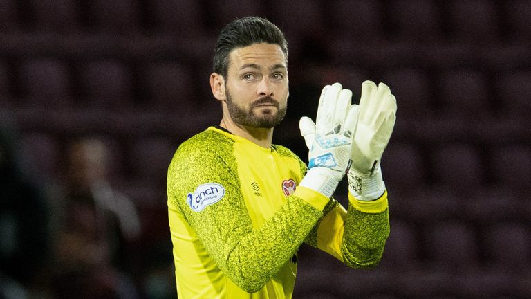 Edinburgh, Scotland - November 27: hearts & # 39;  Full-time Craig Gordon during a Premier League match between Heart of Midlothian and St Mirren at Tynecastle Park, on November 27, 2023, in Edinburgh, Scotland.  (Photo by Ross Parker/SNS Group)