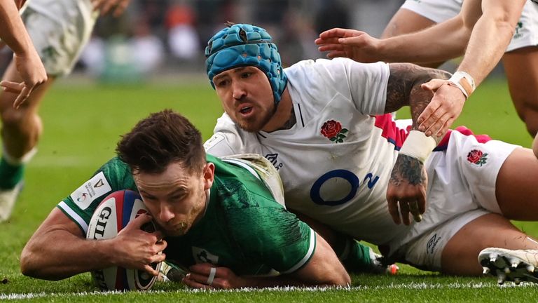 Hugo Keenan scored Ireland's second attempt at Twickenham near the end of the first half 