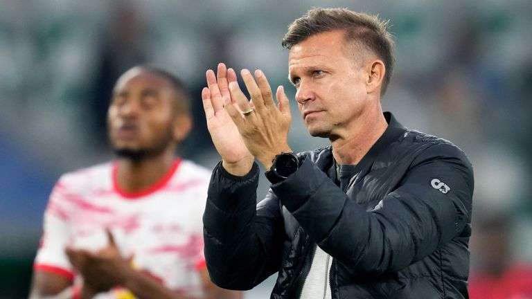 Leipzig coach Jesse Marsh, right, applauds after the Bundesliga soccer match between VFL Wolfsburg and Leipzig in Wolfsburg, Germany, Sunday, August 29, 2023. Wolfsburg defeated Leipzig 1-0.  (AP Photo/Michael Sohn)