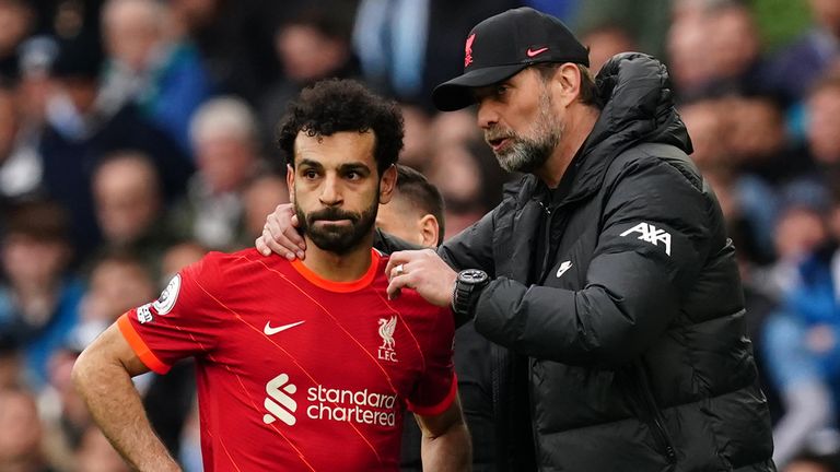 Jurgen Klopp talks to Mohamed Salah on the touchline