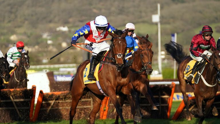 Love Envoy on her way to winning the 'Nags'  Beginner's & # 39;  obstacle