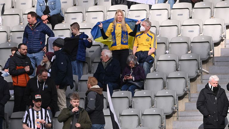 The colors of Ukraine were worn in St James & # 39;  park