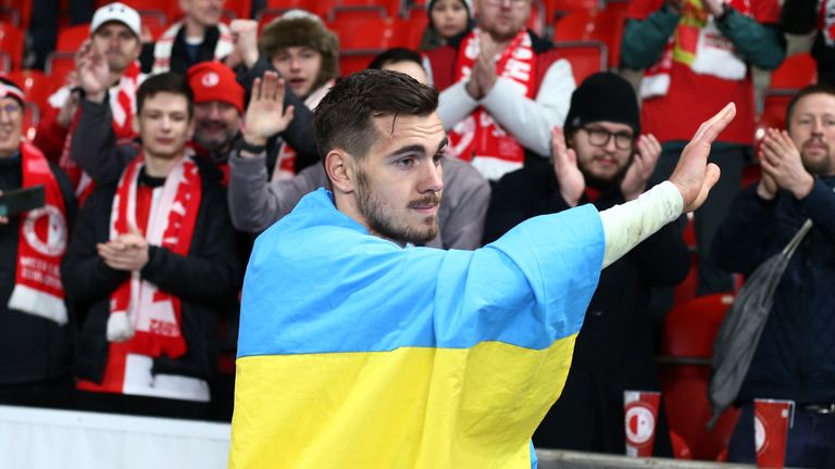 Fans of his Ukrainian international club Taras Kashrapa praised Slavia Prague's victory over Fenerbahce to reach the round of 16 in the European League.