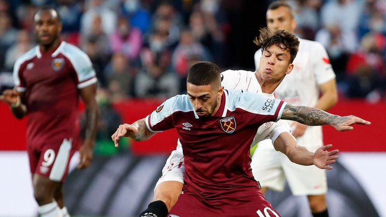 Manuel Lanzini holds the ball to the hammers
